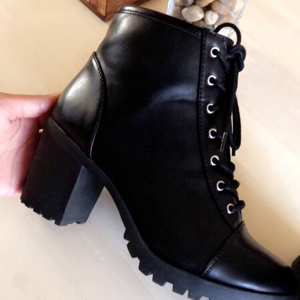 Express women boots! Size 7